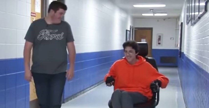 Tinejdžer iz SAD-a dvije godine štedio da kupi prijatelju invalidska kolica